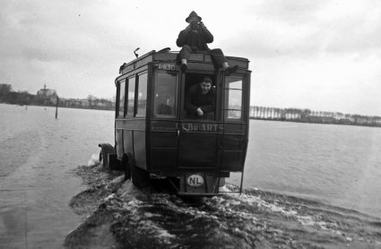 [aanvulling: Ford T ; zie reactie hieronder. Redactie] Autobus Gebr. Arts, Grave (coll. BHIC)