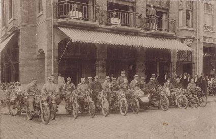 Excelsior motorfiets, 1917 (bron: collectie Regionaal Archief Tilburg)