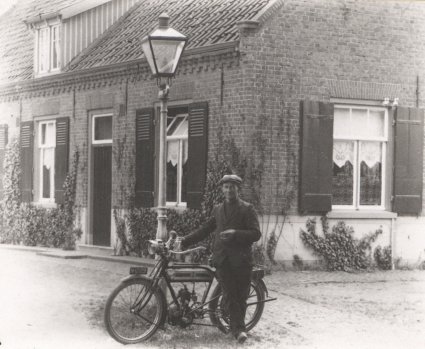 Een Belgische Saroléa motorfiets van c. 225 cc, 2 PK. Erp, c. 1925