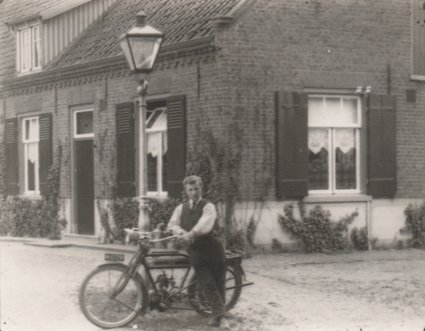 Een Belgische Saroléa motorfiets van c. 225 cc, 2 PK. Erp, c. 1925.