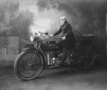 Foto 1: Henderson motorfiets, 1920 (collectie Streekarchief Langstraat Heusden Altena)
