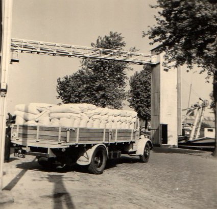 Bedford van de firma Schraven-Eijsbouts, 1947 (Collectie M. Leyten-Schraven)