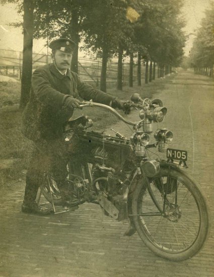 Adler V-twin motorfiets, c. 1906