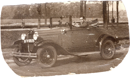 Theo de Jong in zijn cabrio (foto: Collectie Nan de Jong)