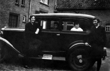 De kinderen Rombauts bij de auto (Collectie K. van Poppel)
