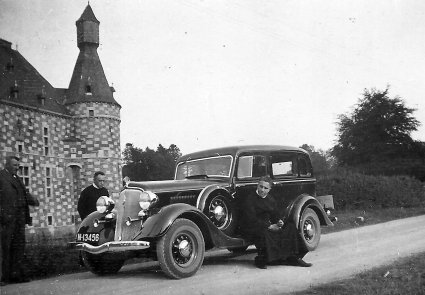 Jan, Gerard en Willem van Grootel bij de auto (originele foto: Collectie Jan Spoorenberg)