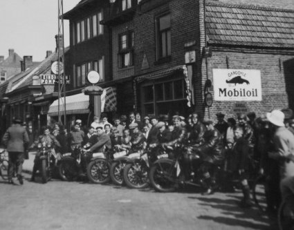 Harley Davidson met zijspan (coll. J. v.d. Velde)