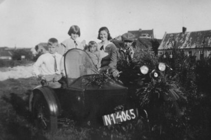 Harley Davidson met zijspan (coll. J. v.d. Velde)