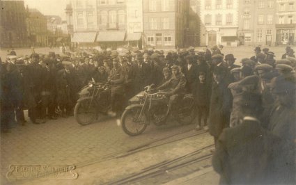 N-1434 Harley-Davidson 1920 en 1915 (collectie R. van Bijnen)