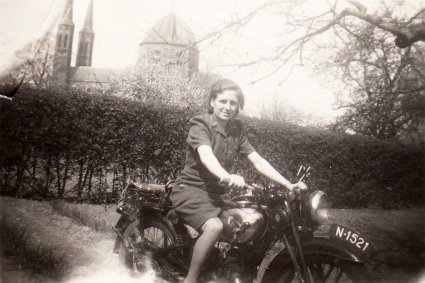 Bertha v.d. Heijden (Collectie St. "Het Uden-archief van Bressers)