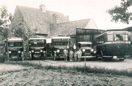 Bussen en taxi van de firma Van Asten (Collectie J. Verdijsseldonck)