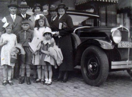 Adrianus Mentink met zijn familie bij zijn auto, 1932 (originele foto: Collectie Adri Ekstijn)