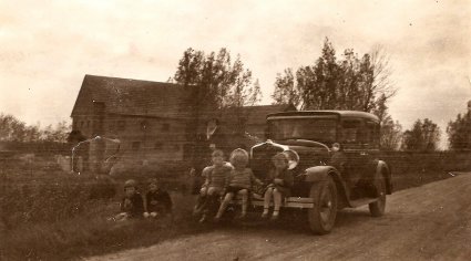 Dezelfde auto, maar bij welke watermolen is de foto gemaakt? (originele foto: Collectie Adri Ekstijn)