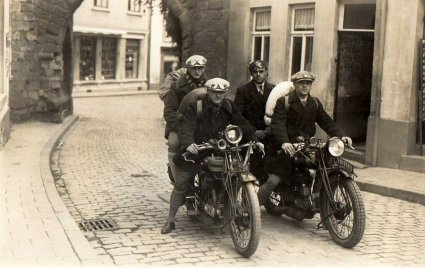 Harrie van Overbeek op de linker motor (Collectie H. van Overbeek)