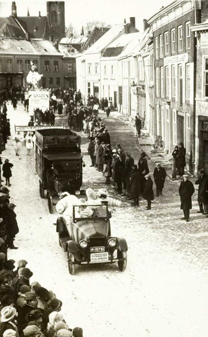 Vastenavondoptocht in Bergen op Zoom, 1929 (Foto: Bartholomäus Wosyka. Bron: Collectie West-Brabants Archief)