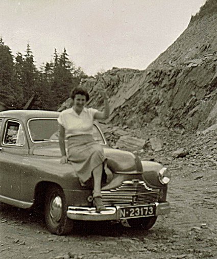 Truus van Bommel-Donders op de Standard Vanguard, 1951 (Collectie W. van Bommel)