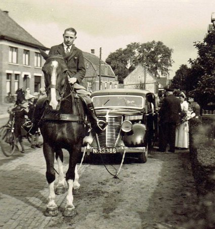 Trouwauto anno 1942 (Collectie W. van Bommel)