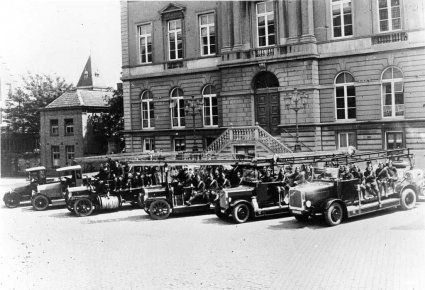 Rechts de Magirus (collectie Regionaal Archief Tilburg)