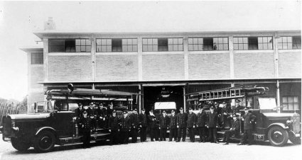 Links de Magirus (collectie Regionaal Archief Tilburg)