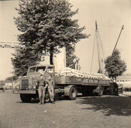 International vrachtwagen van de firma Schraven-Eijsbouts, 1947 (Collectie M. Leyten-Schraven)