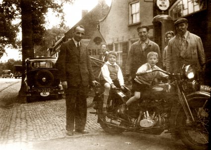 A. Roels bij de zaak van J. Maessen (Collectie L. de Smet)