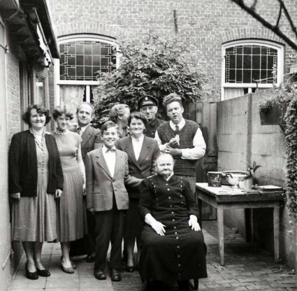 Gezin Van Eijck met Ome Cor (collectie A. v. Eijck)