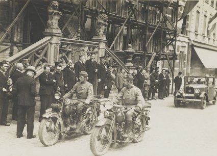 Mathis en Harley-Davidsons, 1932 (collectie West-Brabants Archief)
