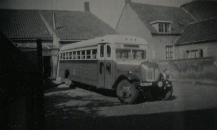 White autobus van De Kock