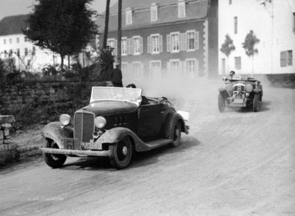 Wolsely achtervolgt Buick (Collectie E. Schade)