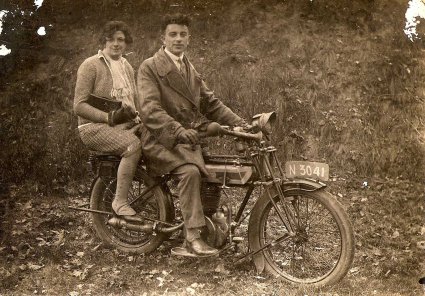 N-3041 Harrie Althuizen en zus op Gillet, c. 1920  (Collectie HKK St. Achten op Boeckel)