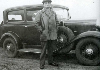 Jan Althuizen bij de Chevrolet (Collectie Heemkundekring St. Achten op Boeckel)