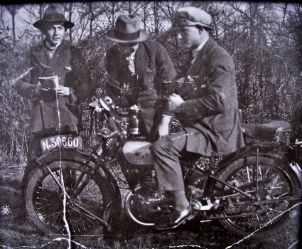 Op en rond de Zündapp, 1931 (originele foto: Collectie Ad Lunenburg)