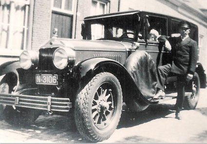 Johan Rosenbrand bij en Erik Elias in de Cadillac (Collectie J. Rosenbrand)