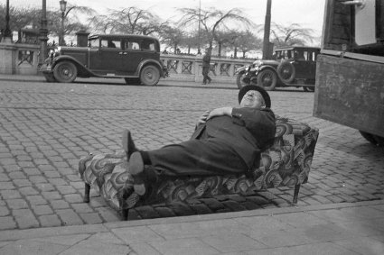 Uitrusten op de divan (bron: Collectie Tiny Passon)