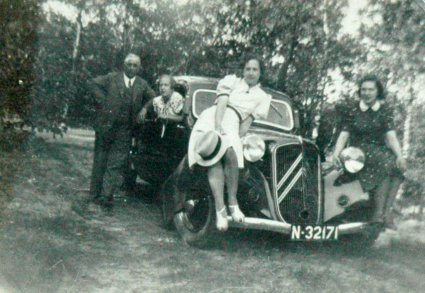 Met dochters en nichtje bij de Citroën (Collectie M. van Loon-van Hout)