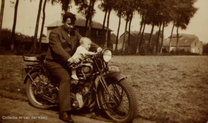 Een Gillet zijklepper uit begin jaren '30 te Sint-Oedenrode, c. 1947.