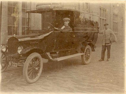 N-333 op een auto van de Coöperatieve Broodbakkerij (Collectie Johan)