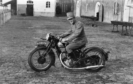 Dienstplichtige H.A. van der Mooren op de motor (foto: Collectie Nettie Trapman-van der Mooren)