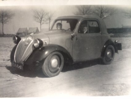 Met Gerard in de Fiat 500 Topolino (Collectie G. Brusselaars)