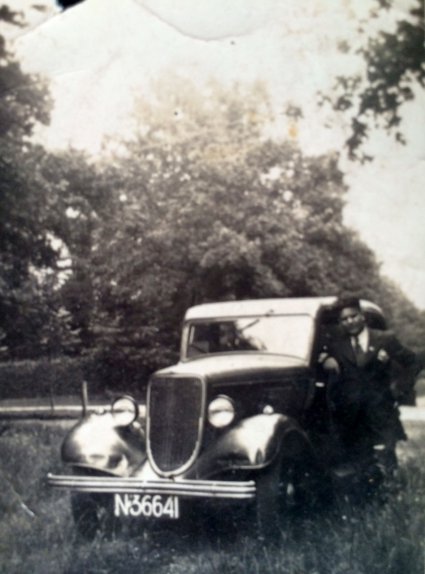 Cornelis Brusselaars met zijn Baby Ford (Collectie G. Brusselaars)