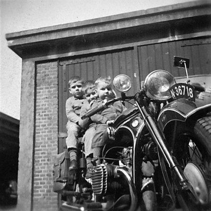Gebroeders Claassen op de BMW (Collectie M. Wieberdink-Claassen)