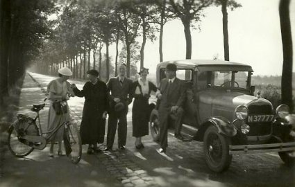 Een praatje op de weg (Collectie Bob Naninck)