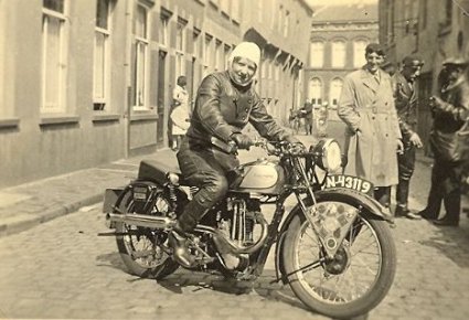 Triumph (bron: collectie N.C.M. van Gool)