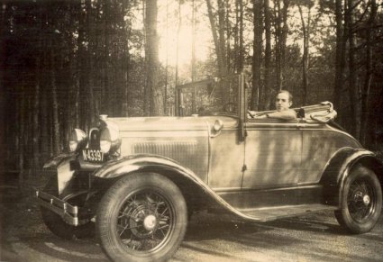 Johan Schraven (1920-1994) in zijn Ford Model A cabriolet (Collectie M. Leyten-Schraven)
