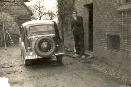 Oom Jan bij de Opel (originele foto: Collectie Hans Roelofs)
