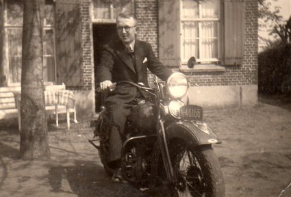 Thies Reijbroek op de Triumph (Collectie W. Jaegers)