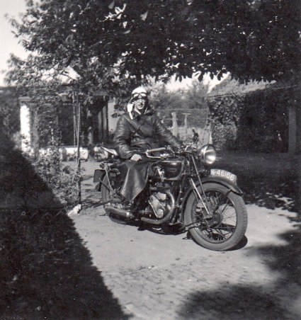 Thies Reijbroek op de Triumph (Collectie W. Jaegers)