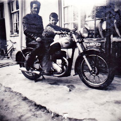 N-48723 Samen op de motor, 1952 (Collectie M. Kamphues)