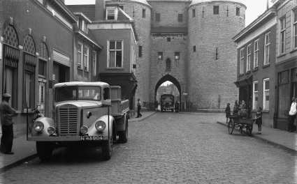 “Minerva Cocktail” vrachtwagen, 1945 (collectie West-Brabants Archief)