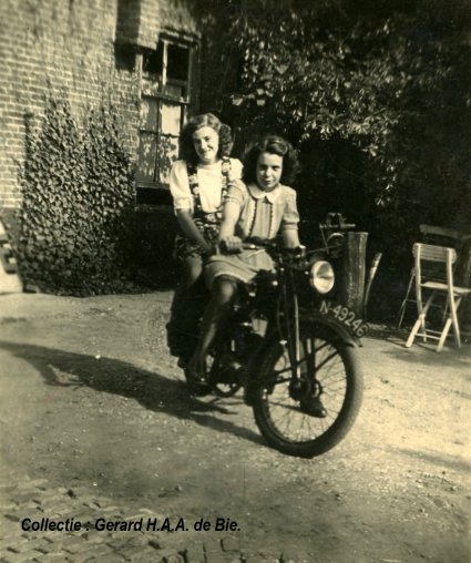 Jet Verhoeven en Gerda van de Ven op de motor (Collectie Gerard H.A.A. de Bie)